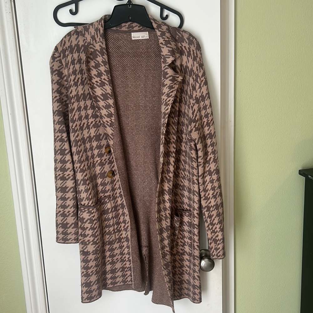 Houndstooth sweater jacket. Size S/M. Excellent condition. So comfortable.